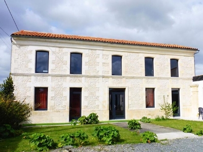 Vente maison 6 pièces 280 m² Asnières-la-Giraud (17400)