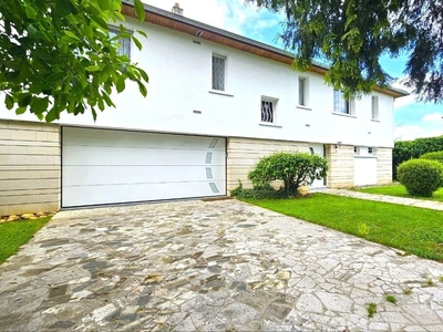 Maison traditionnelle 7 pièces de 145 m² à Marly (57155)