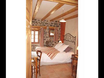 Au cœur du pays des Portes d’Auvergne, cinq chambres confortables, situées dans une auberge en pierres typique du Velay, à 10 km du Puy-en-Velay et de ses monuments historiques.