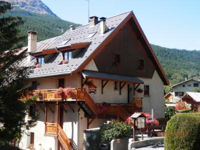 REZ DE CHAUSSEE DUPLEX 6 PERSONNES : Situé entre Briançon et Serre Chevalier 1350 appartement 75 m2, 6 personnes dans une maison de pays, Hautes Alpes, Alpes du Sud