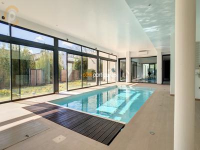 Villa d'Architecte avec piscine intérieur d'environ 435 m2