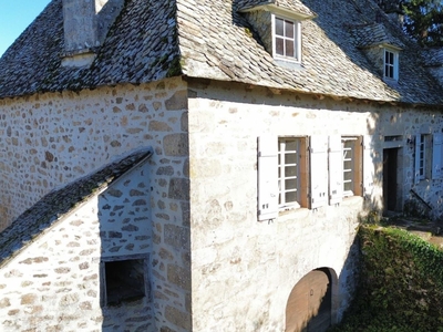 Maison 8 pièces de 170 m² à Saint-Geniez-ô-Merle (19220)