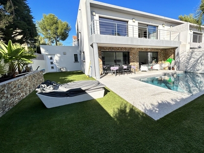 Maison 5 pièces de 121 m² à Sanary-sur-Mer (83110)