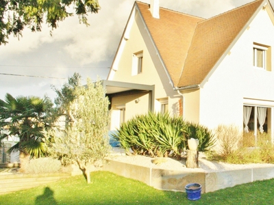 Maison traditionnelle 7 pièces de 230 m² à Parigné-l'Évêque (72250)