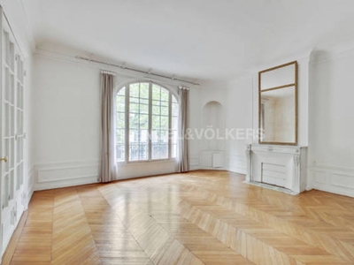 8 room luxury Flat for sale in Monceau, Courcelles, Ternes, France