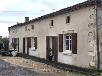 Vente maison 8 pièces 236 m² Saint-Bonnet-sur-Gironde (17150)