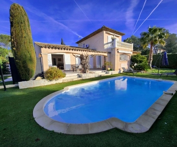 Maison de luxe de 6 pièces en vente à Saint-Raphaël, Provence-Alpes-Côte d'Azur