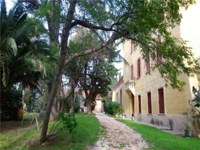 9 room luxury Farmhouse for sale in Perpignan, Languedoc-Roussillon