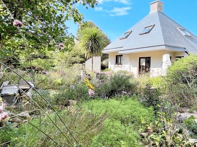 Maison contemporaine dans un écrin de verdure et de fleurs à moins de 10 minutes des plages (Finistère, Bretagne)