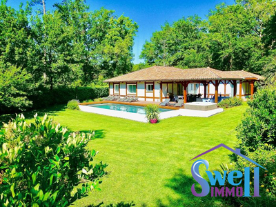 Propriété avec maison T6 145m² et maison T2 60m² piscine chauffée, terrasse sur beau jardin paysagé de plus de 1600m² sans vis à vis avec piscine chauffée et jacuzzi