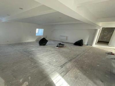 Appartement meublé de type F3bis de 80 m² en cours de rénovation à neuf
