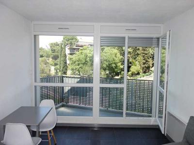 Studio meublé 24 m2 avec balcon et parking privatif Nîmes, à