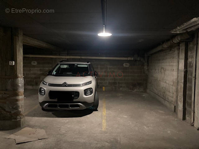 A vendre - emplacement de parking pour voiture compact 1er sous-sol accès par monte-charge