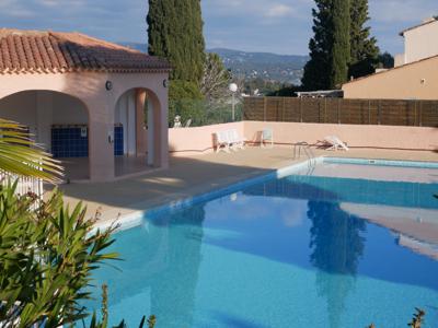 Mazet, en résidence avec piscine, tennis, 10-15 min à pied de la plage (Var, Côte d'Azur)