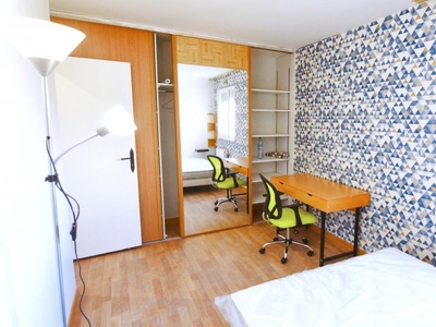 Chambre à louer dans un appartement de 4 chambres à coucher à Créteil, Paris