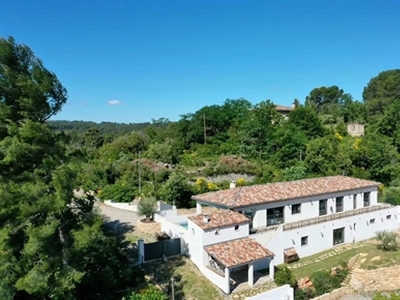 Villa Contemporaine Dominante Avec Piscine