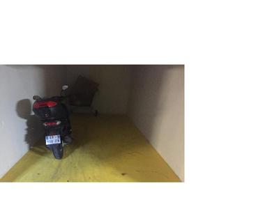 Emplacement dans un garage couvert pour moto LYON 8