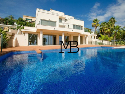Cette magnifique villa de luxe moderne avec une très belle vue mer à Moraira, proche du golf. a été construite en 2013 avec des matériaux de haute qualité, située dans une urbanisation très prestigieuse et privée.