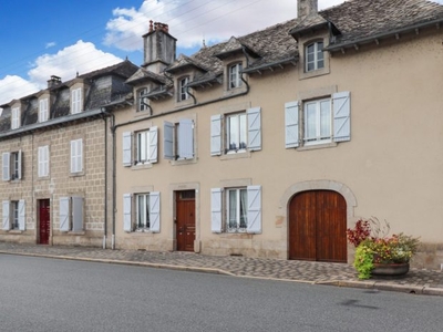 CORREZE. Argentat-sur-Dordogne. Maison en pierre avec 5 chambres, garage et un jardin de 810m2.