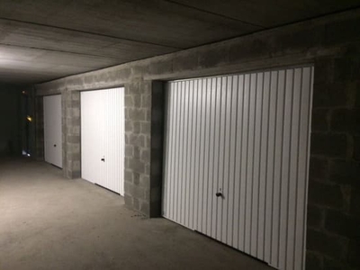 Garage ou box fermé et sécurisé