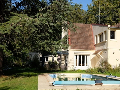 Maison 8 pièces de 236 m² à Dampierre-en-Yvelines (78720)