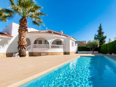 Villa de style méditerranéen avec piscine et garage