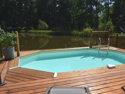 Chalet avec piscine privée, surplombant un étang, au coeur de la forêt des Landes de Gascogne