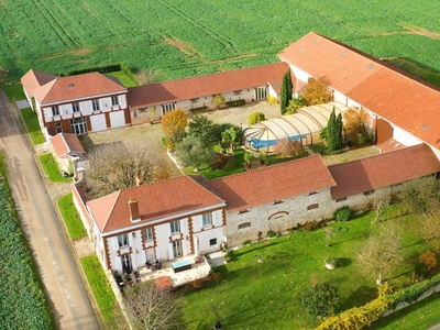 Ferme 10 pièces de 2 500 m² à Le Coudray-Montceaux (91830)