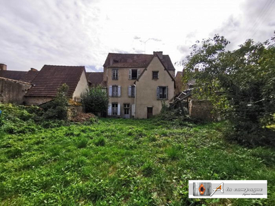 Très grande maison de bourg pleine de potentiel dans Chambon-sur-Voueize