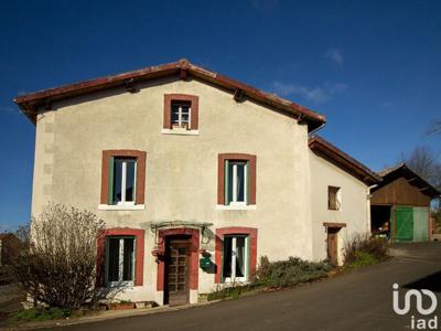 Maison 7 pièces de 167 m² à Vertolaye (63480)