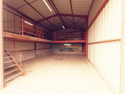 Local commercial, artisanal ou stockage 172m²