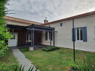 Maison 4 pièces de 95 m² à Montguyon (17270)