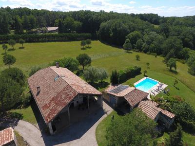 Belle maison en pierre pour 12 personnes avec piscine privée, entre Bordeaux et Toulouse, vaste terrain avec vue de 1,5 ha, dans la Vallée du Lot