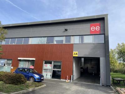 Local commercial 366 m²
