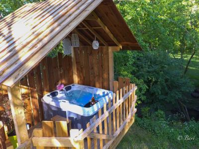 Cabane perchée avec spa privé en Dordogne pour une nuit ou un week-end romantique à 8 km de Bergerac
