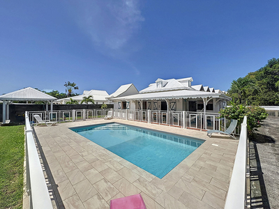 A vendre en exclusivité villa avec piscine de 5 pièces (140 m2), accès privatif à la plage située à Bellevue Saint-François