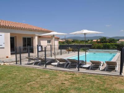 villa 100m2 piscine et jardin clos Location Vacances