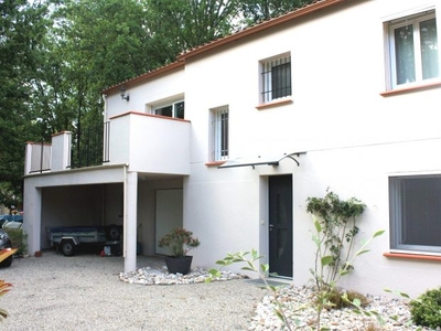 LOT- Maison contemporaine avec 4 chambres, garage spacieux sur à proximité du village.