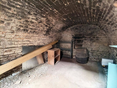 Cave dans le centre du vieux chenôve