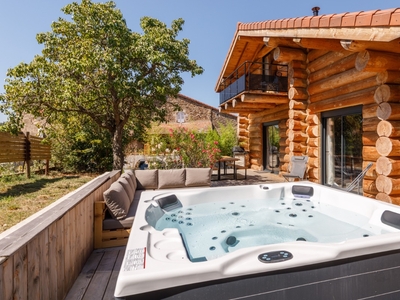 Auvergne, Puy-de-Dôme, Parc Naturel Régional du Livradois-Forez, Saint Jean en Val : magnifique gîte en rondins de bois brut (fuste) pour 6 personnes avec jacuzzi au cœur d'un élevage de chevaux Fjords