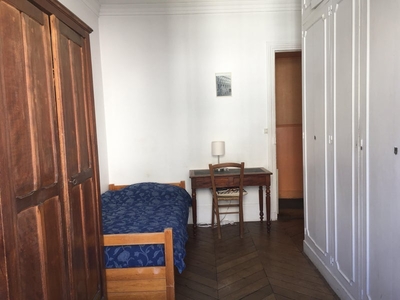 Chambre dans grand appartement, près parc Monceau
