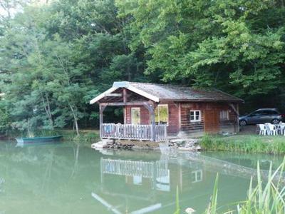 Cabane sur étang, orée d'un bois, plein air, baignade...