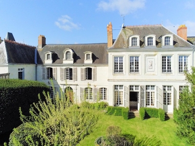 Maison de 10 pièces de luxe en vente à Château-Gontier, France