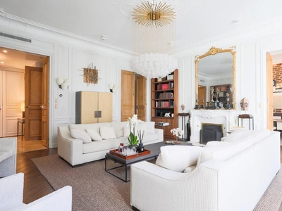 Appartement de 2 chambres de luxe en vente à Champs-Elysées, Madeleine, Triangle d’or, Paris, Île-de-France