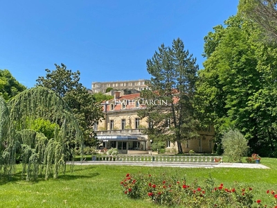 Maison de luxe de 30 pièces en vente à Grignan, France