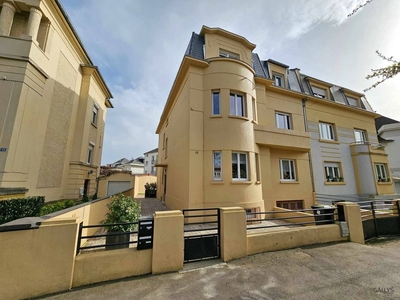 Maison de luxe de 5 chambres en vente à Thionville, France