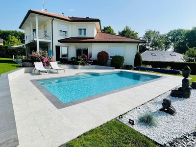 7 room luxury House for sale in Cessy, France