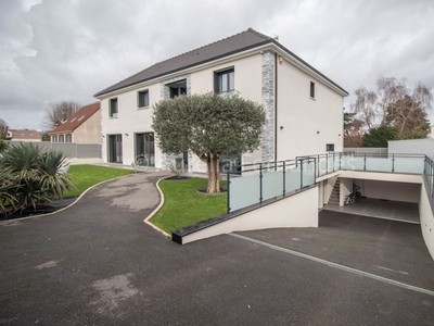 Maison 6 pièces de 205 m² à Pontault-Combault (77340)