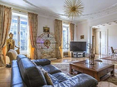 Appartement 3 chambres meublé avec ascenseur, cheminée et conciergeArc de Triomphe (Paris 16°)