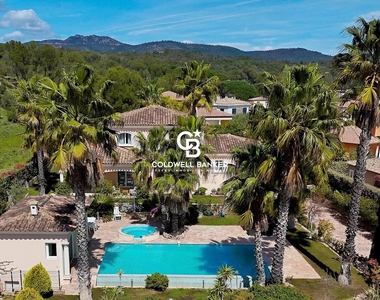 Maison de 9 pièces de luxe en vente à Saint-Raphaël, Provence-Alpes-Côte d'Azur